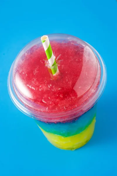 Slushie Coloré Différentes Saveurs Avec Paille Sur Fond Bleu — Photo