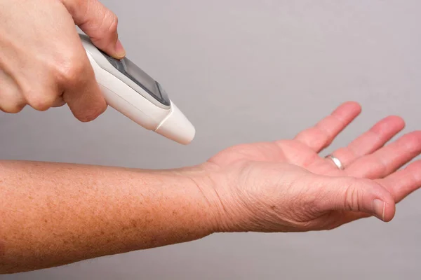 Person Measuring Temperature Thermometer Wrist — Stock Photo, Image