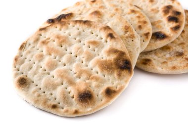 Yahudi Hamursuz Bayramı için beyaz arka planda izole edilmiş el yapımı matza.