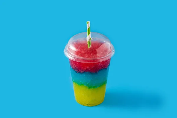 Πολύχρωμο Slushie Των Διαφόρων Γεύσεις Άχυρο Μπλε Φόντο — Φωτογραφία Αρχείου