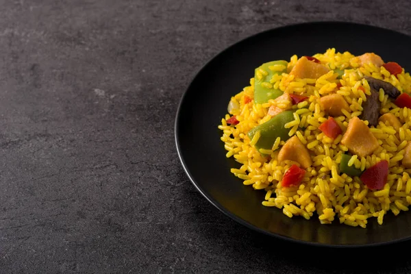 Arroz Frito Com Frango Legumes Placa Preta Fundo Preto Espaço — Fotografia de Stock