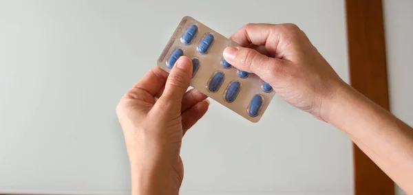 Női Kéz Kék Orvosi Tablettákkal Kilátás — Stock Fotó