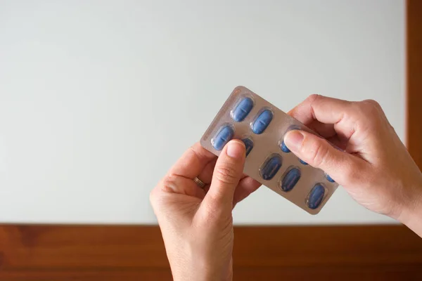 Női Kéz Kezében Kék Orvosi Tabletták — Stock Fotó