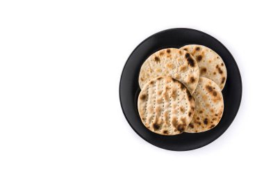 Yahudi Hamursuz Bayramı için el yapımı matzah beyaz arka planda izole edilmiş üst görünüm kopyalama alanı