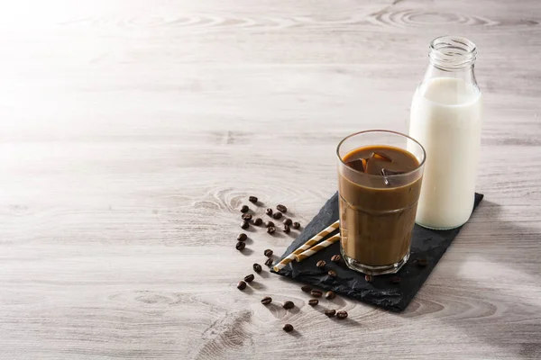 Café Helado Café Con Leche Vaso Alto Sobre Una Mesa — Foto de Stock