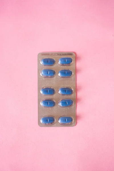 Pastillas Médicas Azules Sobre Fondo Rosa —  Fotos de Stock