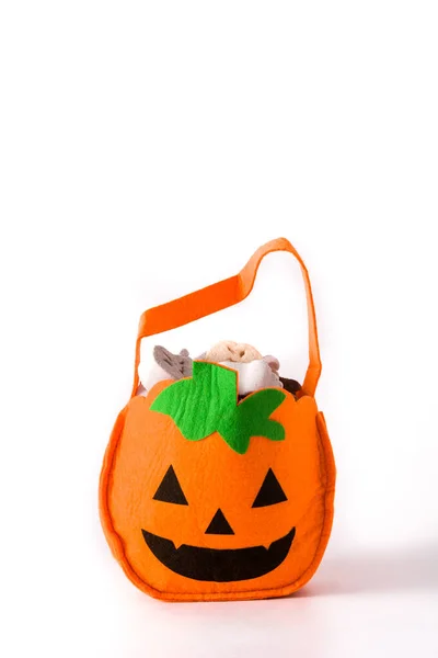 Halloween Sütőtök Táska Cukorka Belül Elszigetelt Fehér Háttér — Stock Fotó