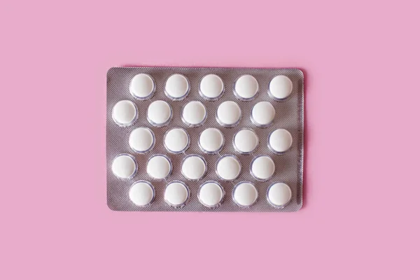 Fehér Orvosi Pirulák Rózsaszín Háttérrel Felülnézet — Stock Fotó