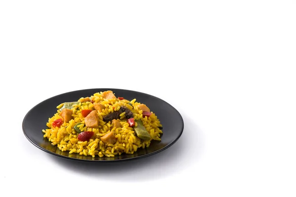 Gebratener Reis Mit Huhn Und Gemüse Auf Schwarzem Teller Isoliert — Stockfoto