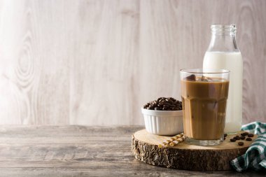 Buzlu kahve ya da ahşap masadaki uzun bardakta kahve. Boşluğu kopyala