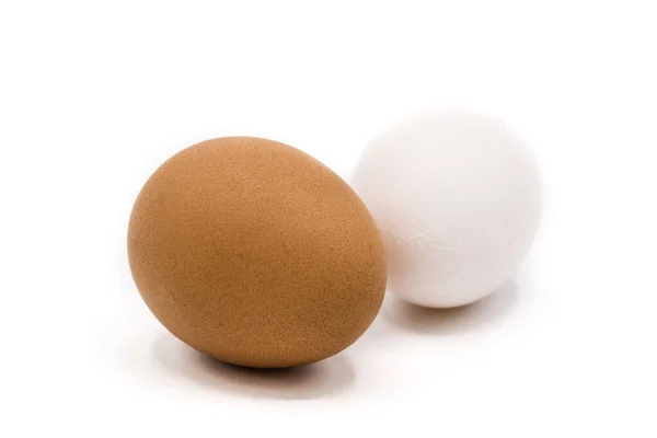 Ovos Castanhos Brancos Isolados Sobre Fundo Branco — Fotografia de Stock