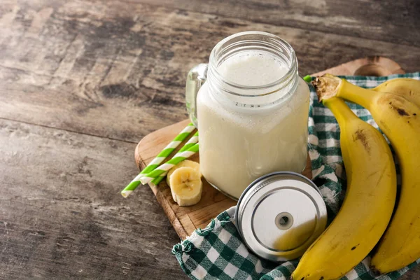 Bananen Smoothie Glas Auf Einem Holztisch Kopierraum — Stockfoto