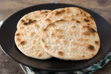 Musevi Hamursuz Bayramı için ahşap masada el yapımı matza. Kapat.