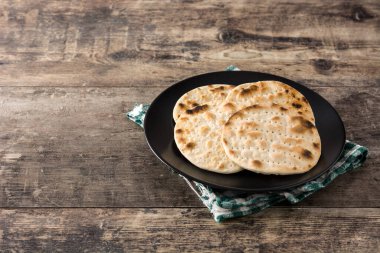 Musevi Hamursuz Bayramı için ahşap masada el yapımı matza. Boşluğu kopyala