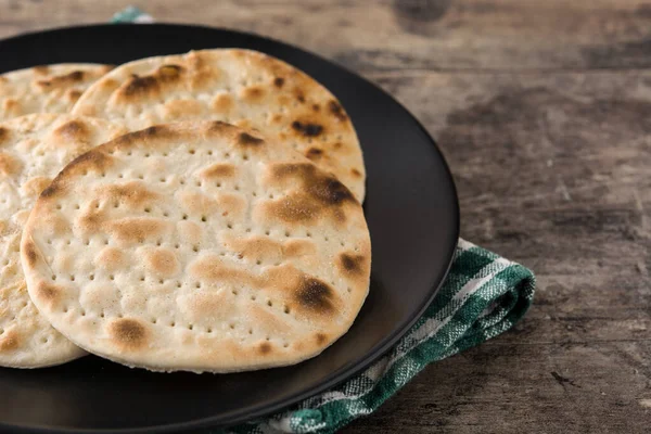 Handgemaakte Matza Voor Joods Pascha Houten Tafel — Stockfoto