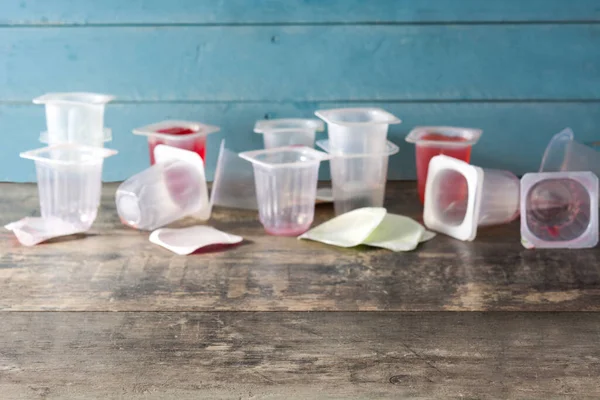 Tomma Plastkoppar Gelé Trä Bakgrund Kopiera Utrymme — Stockfoto