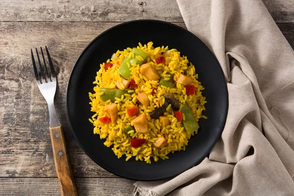 Arroz Frito Com Frango Verduras Chapa Preta Mesa Madeira Vista — Fotografia de Stock