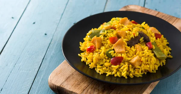 Arroz Frito Com Frango Legumes Placa Preta Mesa Madeira Azul — Fotografia de Stock