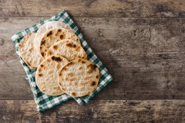 Yahudi Hamursuz Bayramı için ahşap masada siyah tabakta el yapımı matza. Üst Manzara. Boşluğu kopyala