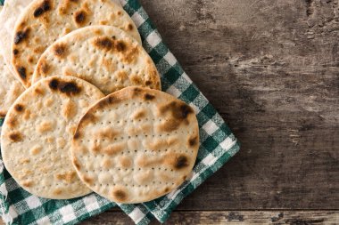 Yahudi Hamursuz Bayramı için ahşap masada siyah tabakta el yapımı matza.
