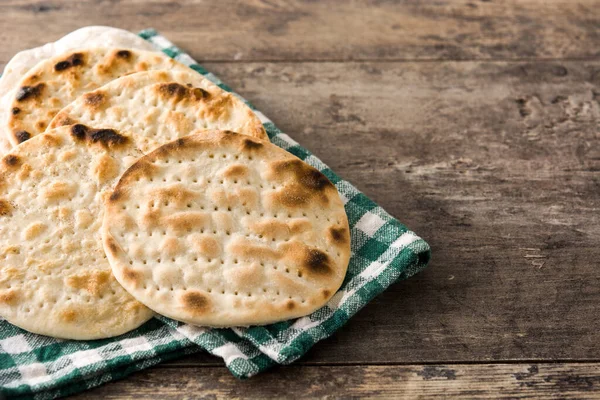 Handmade Matzah Jewish Passover Black Plate Wooden Table Copy Space — Stock Photo, Image