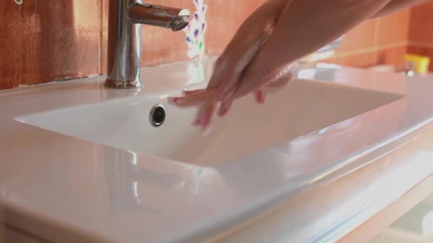 Mujer Lavándose Las Manos Con Agua Jabón Baño — Vídeos de Stock