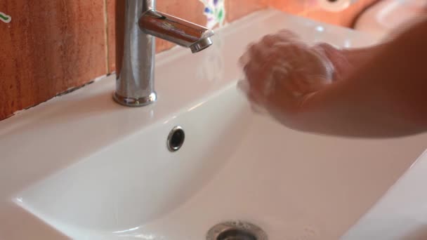 Γυναίκα Πλύσιμο Των Χεριών Νερό Και Σαπούνι Στο Μπάνιο — Αρχείο Βίντεο
