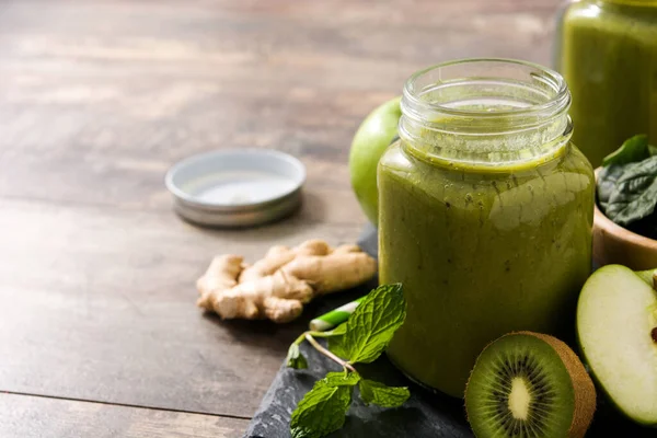 Frullato Verde Sano Vaso Sul Tavolo Legno Copia Spazio — Foto Stock