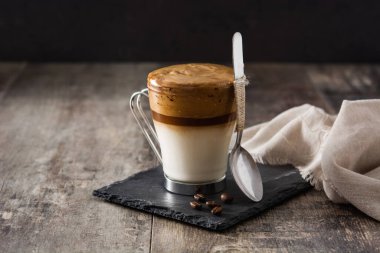 Kremalı buzlu dalgona kahvesi ahşap masada.