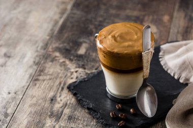 Kremalı buzlu dalgona kahvesi ahşap masada. Boşluğu kopyala