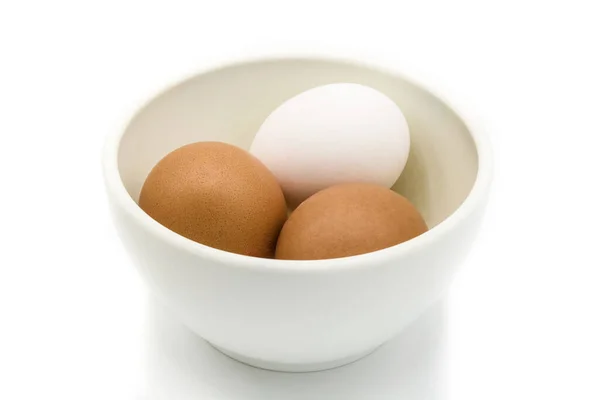 Huevos Marrones Blancos Tazón Aislado Sobre Fondo Blanco — Foto de Stock