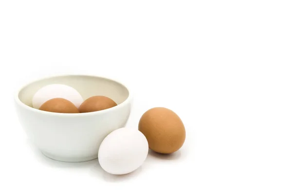 Ovos Marrons Brancos Uma Tigela Isolada Fundo Branco Espaço Cópia — Fotografia de Stock