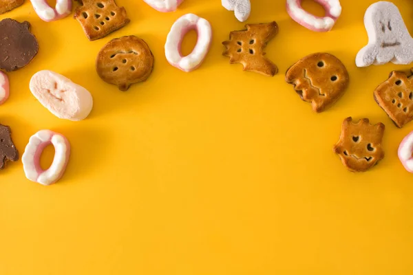 Sortimento Biscoitos Halloween Fundo Amarelo Espaço Cópia — Fotografia de Stock
