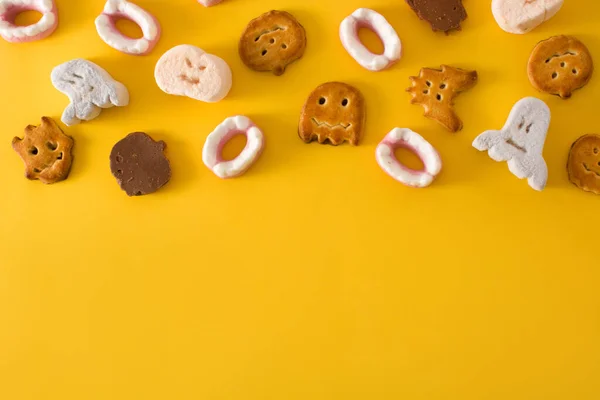 Assortimento Biscotti Halloween Sfondo Giallo Copia Spazio — Foto Stock