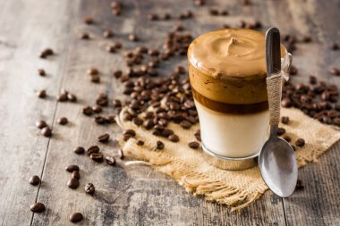 Kremalı buzlu dalgona kahvesi ahşap masada. Boşluğu kopyala