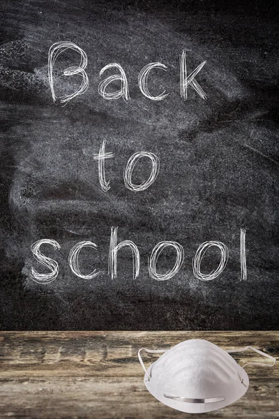 Schoolbord Met Terug Naar School Boodschap Beschermend Gezichtsmasker Houten Tafel — Stockfoto