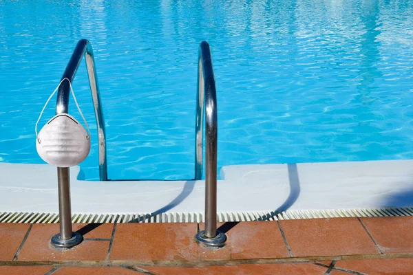 Piscina Máscara Protección Médica Verano Durante Coronavirus Covid — Foto de Stock