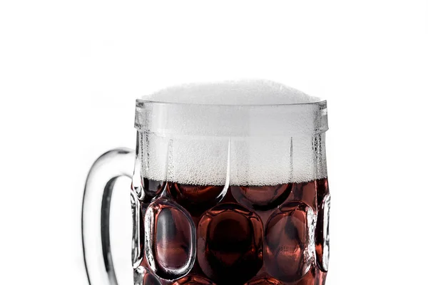 传统的Kvass啤酒杯与黑麦面包分离的白色背景 — 图库照片