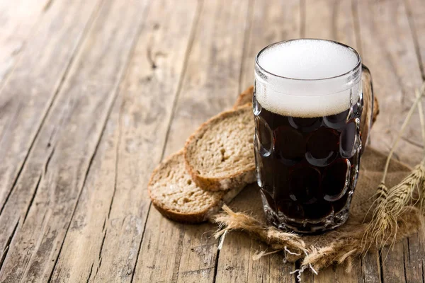 Taza Cerveza Kvass Tradicional Con Pan Centeno Mesa Madera Copiar —  Fotos de Stock