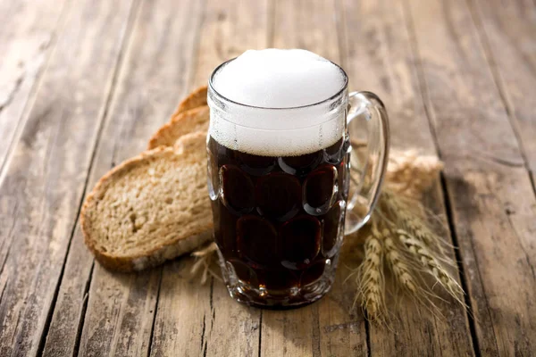 Taza Cerveza Kvass Tradicional Con Pan Centeno Mesa Madera —  Fotos de Stock