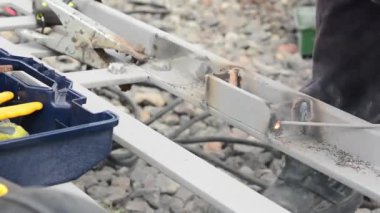 Dışarıdaki demir kapıyı kaynaklayan adam.