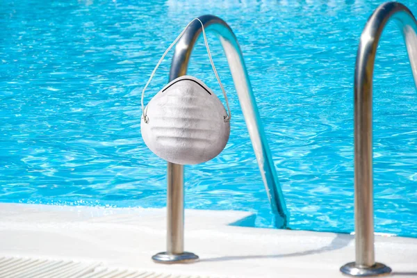 Piscina Máscara Protección Médica Verano Durante Coronavirus Covid — Foto de Stock