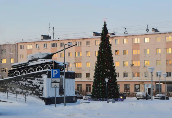 Kasım 2019 Kandalaksha Şehrinin Sentral Meydanında Noel Ağacı — Stok fotoğraf