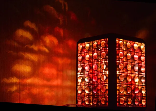 Masadaki dekoratif elektrik lambası.