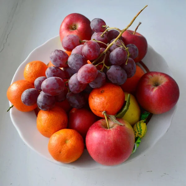 Pommes Mandarines Raisins Sur Une Assiette — Photo