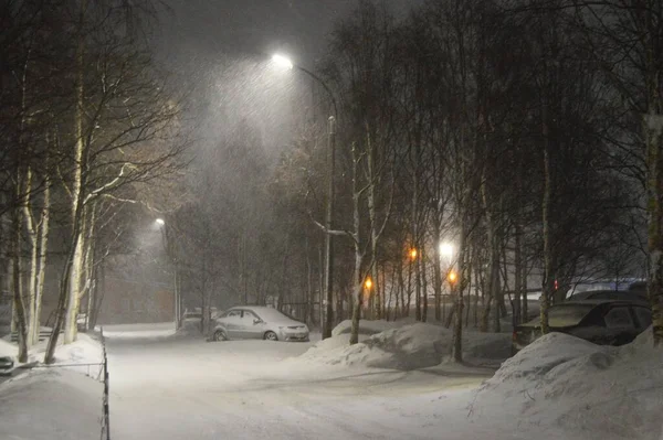 Schneefall Der Nacht Auf Der Stadtstraße — Stockfoto