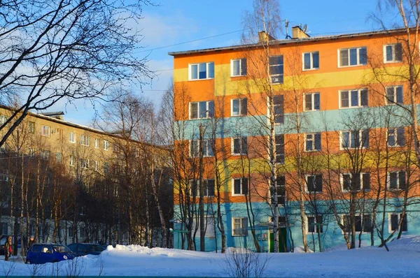 Şehirde güneşli bir yürüyüş günü;