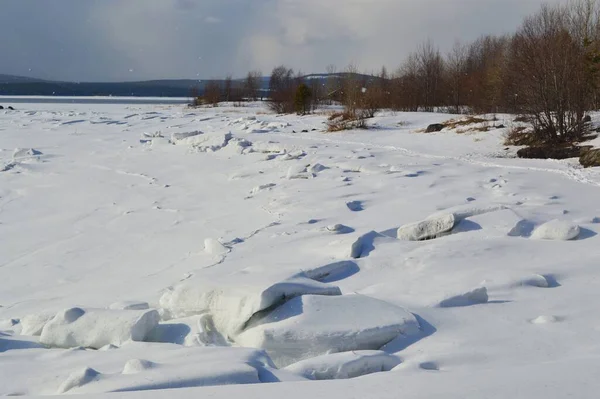 Nisan ayında Kandalaksha Körfezi 'nin Görüntü
