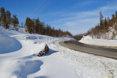 Yol ve dağ manzarası