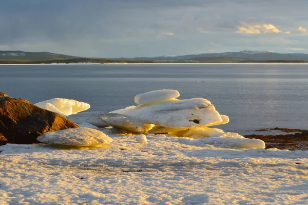 Nisan 'da Beyaz Deniz Kandalaksha Körfezi